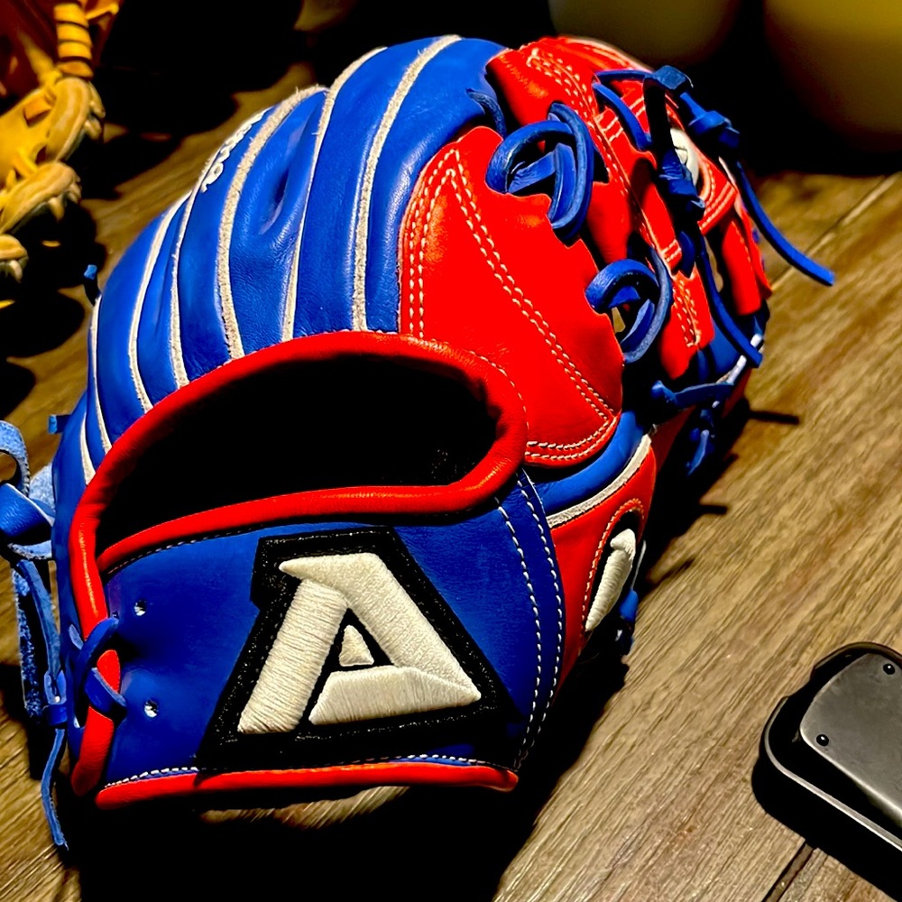 Akadenna baseball glove. 11.5 right hand throw. NWT